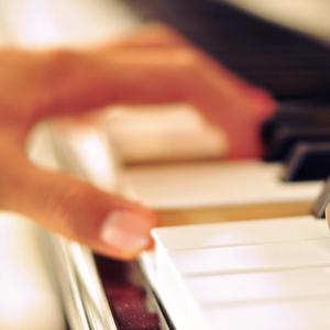 51杏子鱼子酱储小兰的背景与经历
