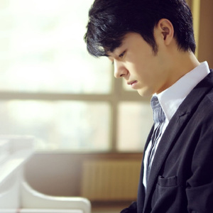 51杏子鱼子酱储小兰的背景与经历
