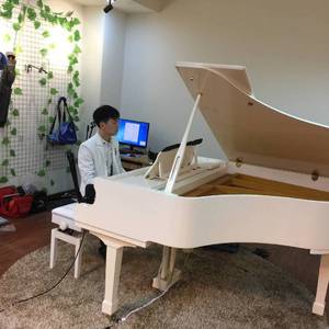 51杏子鱼子酱储小兰的背景与经历
